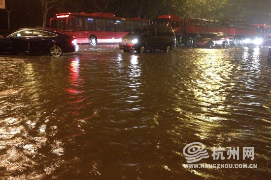 高清：杭州遭暴雨袭击市区 开车如行船