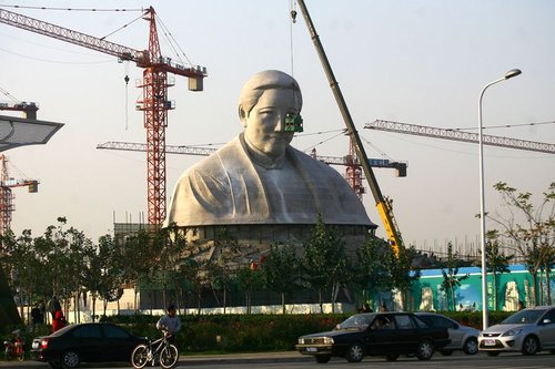 造价1.2亿宋庆龄雕像未完工即拆 河南宋基会被调查