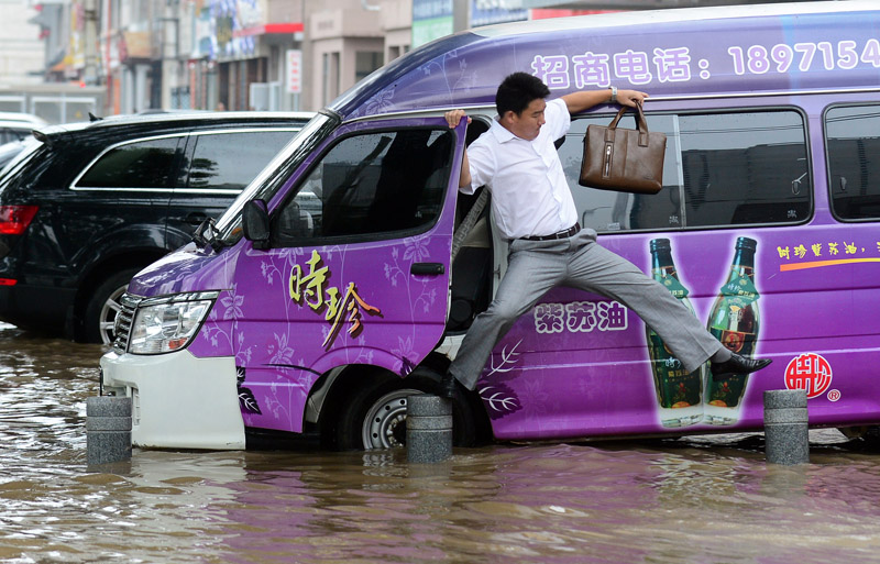 高清：武汉遭遇5年来最强暴雨 城区多处积水