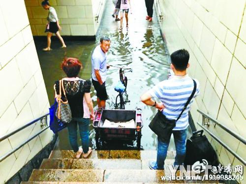 北京六里桥南地下通道积水 三轮车摆渡收费（图）