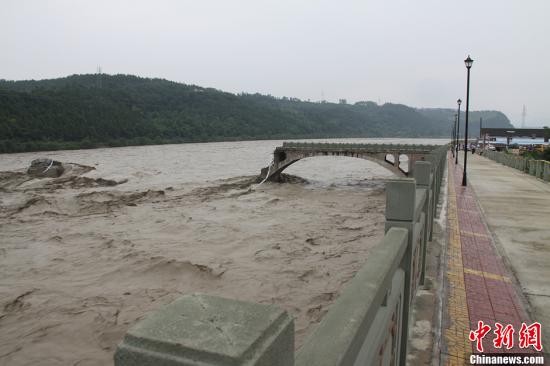 四川江油大桥垮塌5车坠河6人失踪 失踪者名单公布