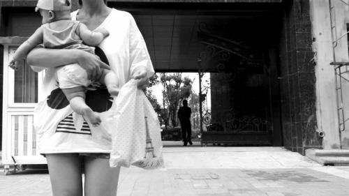 女子抱4月娃街头卖人奶20元一袋买主多是成人