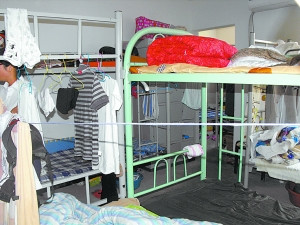 北京东三环80平米两居室住25人月租金2万