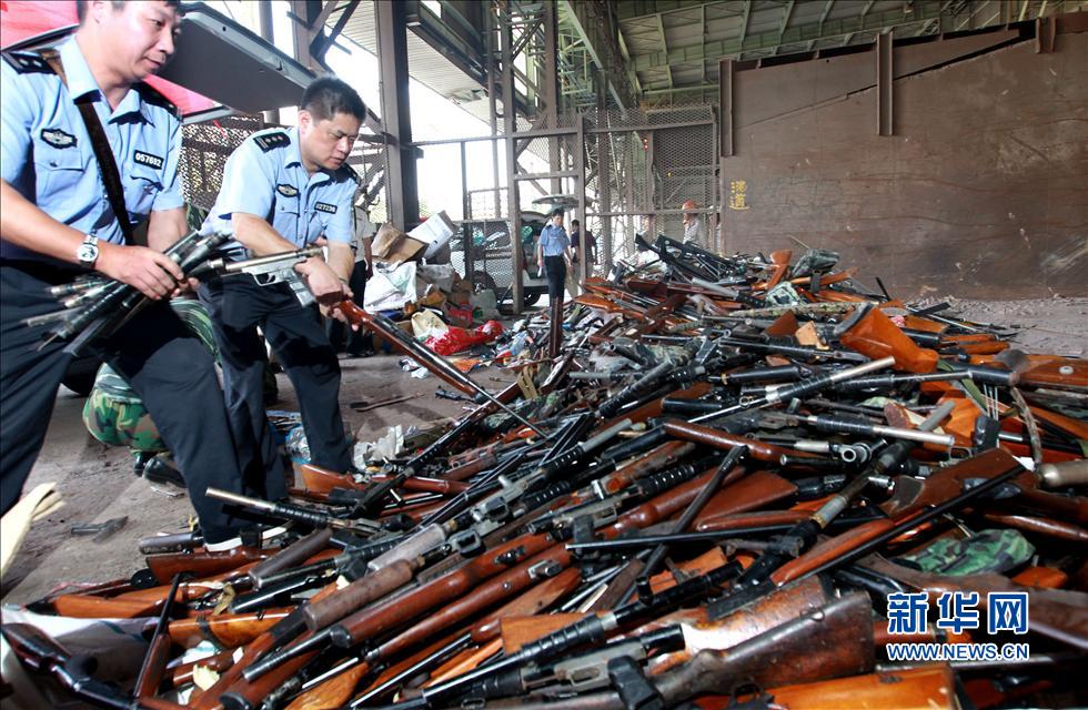 上海警方集中销毁收缴的非法枪支和管制刀具