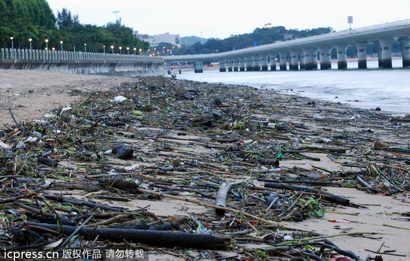 大批垃圾借台风苏力“入侵”厦门 海滩变“垃圾场”