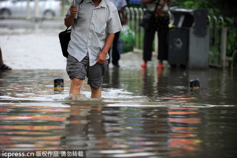 一场大雨又“看海” 北京天通苑北地铁站南积水没过膝盖