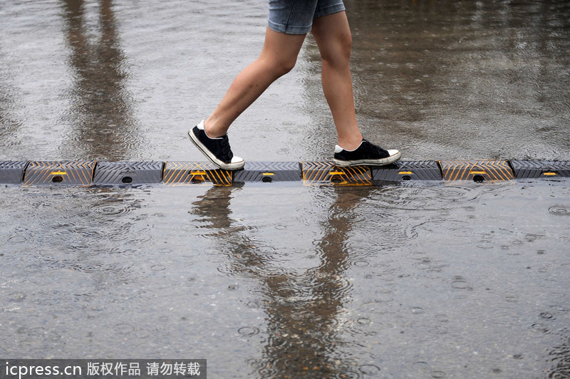 一场大雨又“看海” 北京天通苑北地铁站南积水没过膝盖