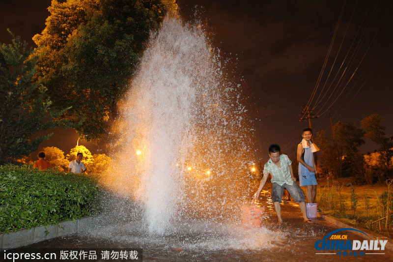 长沙一水管爆裂惊现4米高水柱 市民趁势洗澡