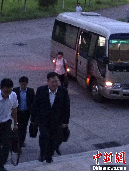 韩亚航空公司代表向江山中学学生家长鞠躬道歉