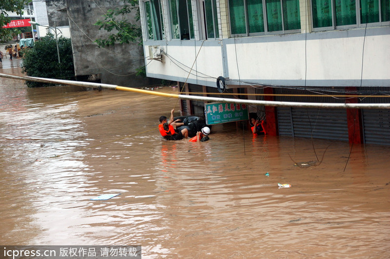 四川阆中：洪水来临房屋被淹 汽车内胎充当“诺亚方舟”