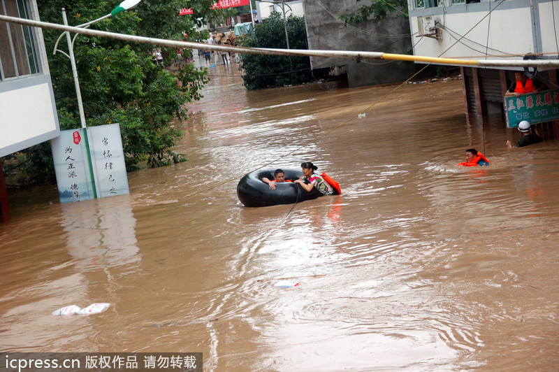 四川阆中：洪水来临房屋被淹 汽车内胎充当“诺亚方舟”