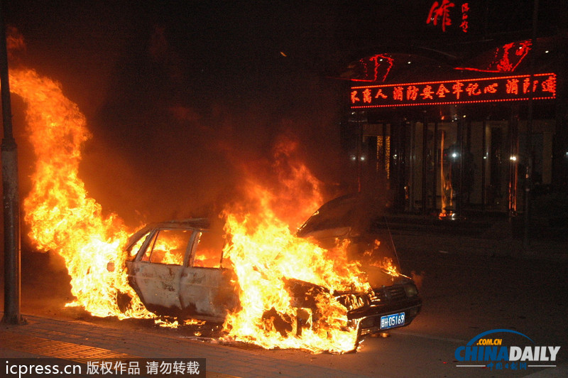 甘肃武威：夜市闹区一轿车突发“自爆”