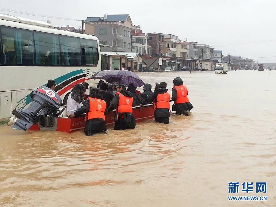 漳州武警紧急转移被洪水围困群众