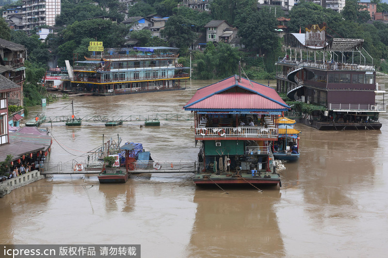 洪峰袭重庆 古镇被水淹