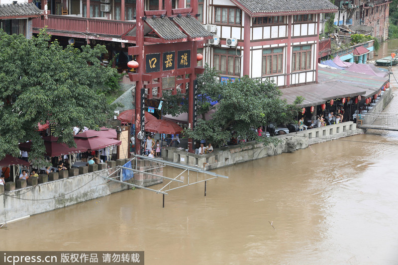 洪峰袭重庆 古镇被水淹