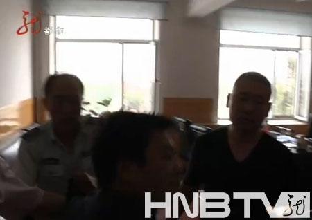 哈尔滨城管打伤瓜农 记者求证遭抢机器险被打