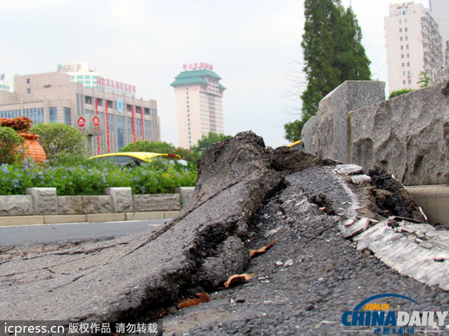 南京连日高温 市内道路被晒成“波浪路”
