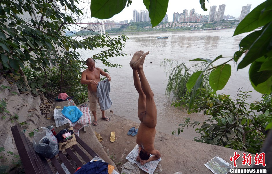 探访重庆裸泳滩