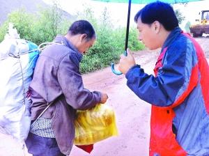 甘肃岷县震后降大雨灾区断路 灾民需要更多帐篷