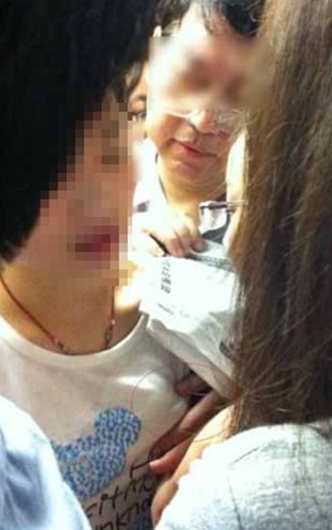 上海地铁男子用报纸遮挡 狂摸女子胸部