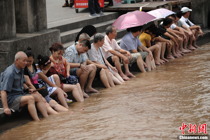高清：洪峰过境 重庆市民集体“洗脚”纳凉
