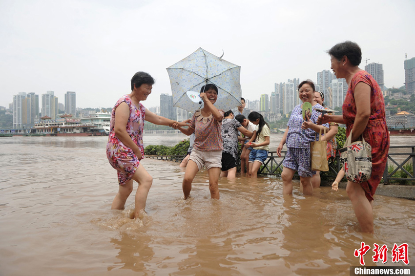 高清：洪峰过境 重庆市民集体“洗脚”纳凉