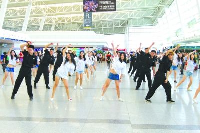 武汉天河机场航站楼上演“快闪”舞蹈