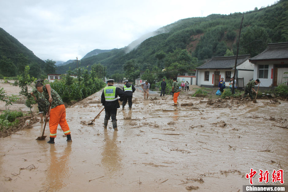 甘肃徽县遭遇强降雨袭击发生洪灾 国道被冲毁