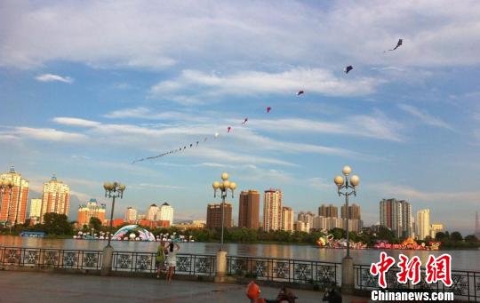 吉林七旬老人放飞800米长风筝“横跨”松花江