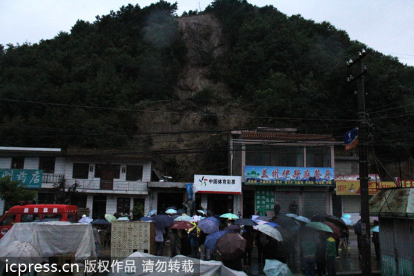暴雨袭击甘肃天水引发泥石流 多处民房被毁数人被埋