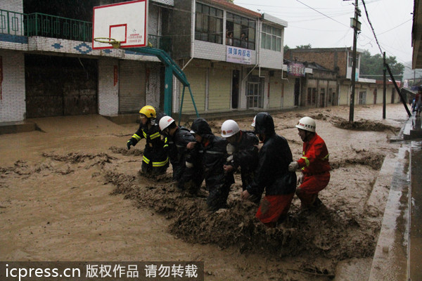 暴雨袭击甘肃天水引发泥石流 多处民房被毁数人被埋