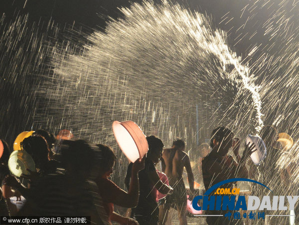 杭州：千岛湖泼水节举行 游客泼水享清凉
