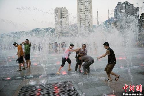 中国连日遭遇高温侵袭 多地达40℃突破历史纪录