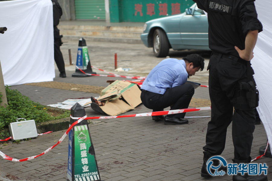 深圳一男子当街挥刀砍人 致6无辜路人死伤