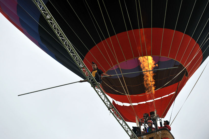 高清：“高空王子”热气球间走钢梁 创吉尼斯纪录