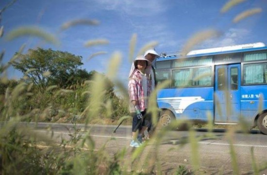父亲磨炼8岁女 从深圳回湖南徒步700公里