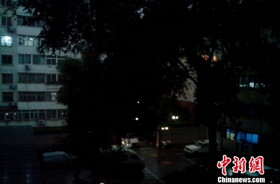 北京雷声轰鸣白昼如夜 专家提醒市民注意防雷击
