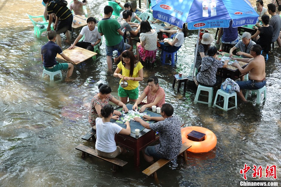 重庆再发高温红色预警 市民水中玩麻将纳凉