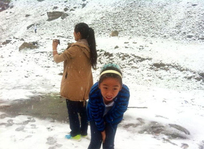 新疆八月飞雪打雪仗 内地高温区网友羡慕不已