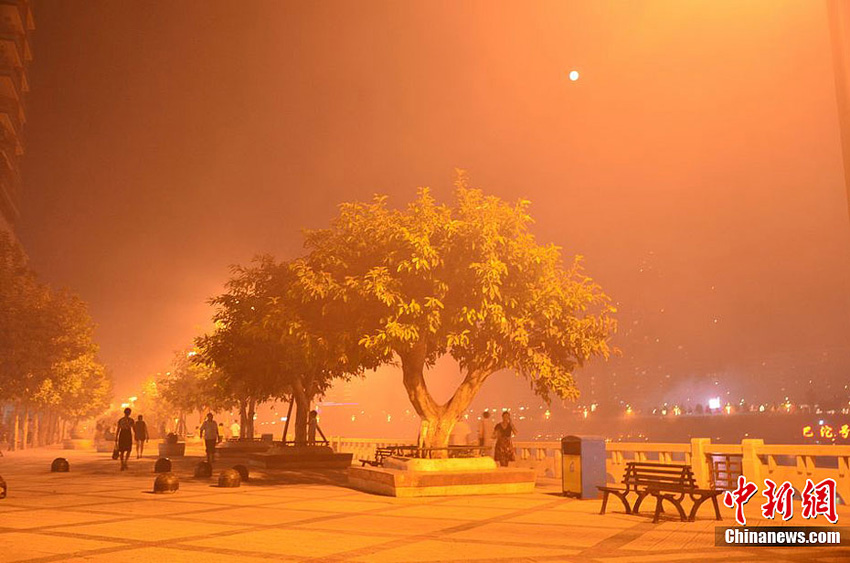 高清：四川达州民众“月半”祭祀致烟雾罩城