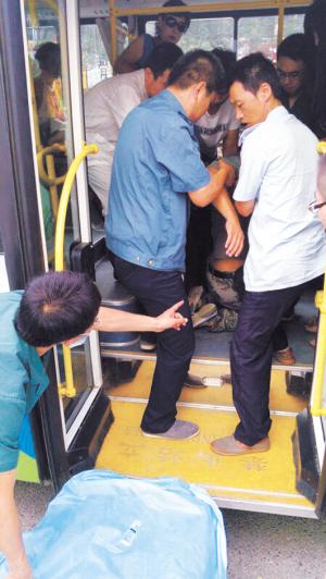 乘客晕倒 好心公交车司机驾车直达急救中心
