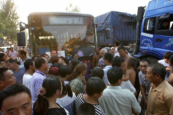 河南公交凶杀案嫌犯指认现场 死者家属围堵公交