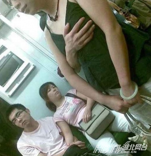 男地铁强吻女生被捕 曝光色胆包天的地铁猥琐男 图