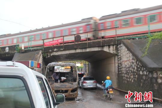 广西玉林一中巴车铁路桥下自燃 未影响火车(图)
