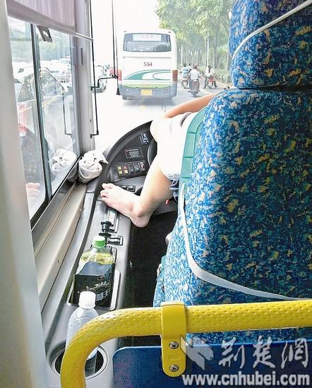 公交司机赤脚架窗沿开车 回应:有脚气不宜穿鞋