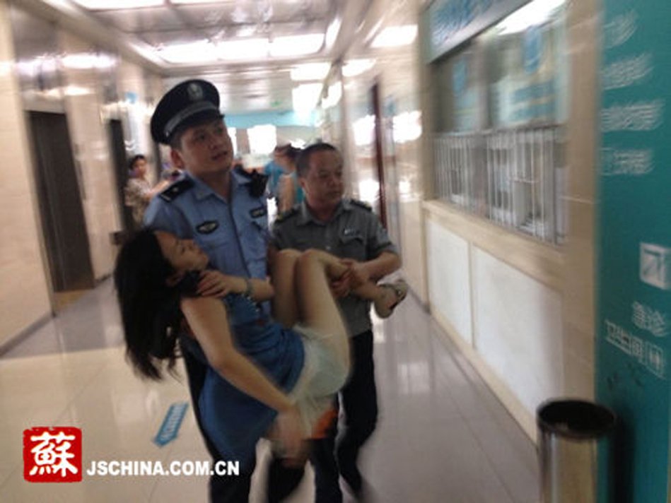 高清:女子吞安眠药出租车上昏迷 携大量现金