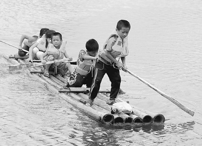 关注：小学生乘竹排上学方案：村内就近设教学点