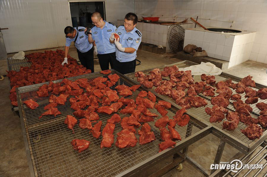 西安警方截获17吨假牛肉 加工窝点现场令人作呕
