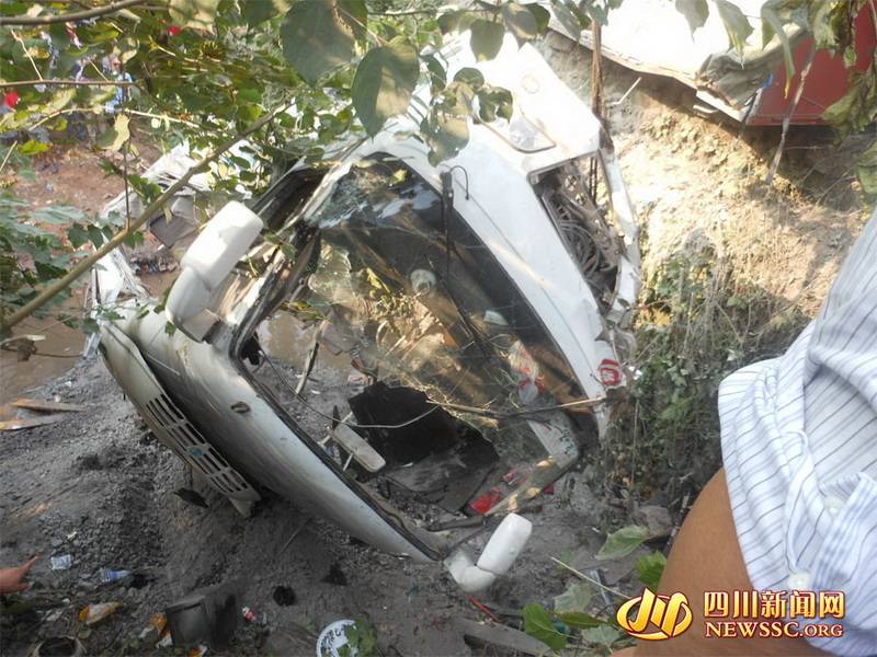 高清：四川客车被撞翻桥下遭埋压 已16人遇难9人伤