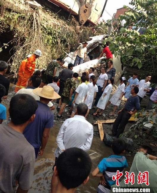 高清：四川客车被撞翻桥下遭埋压 已16人遇难9人伤